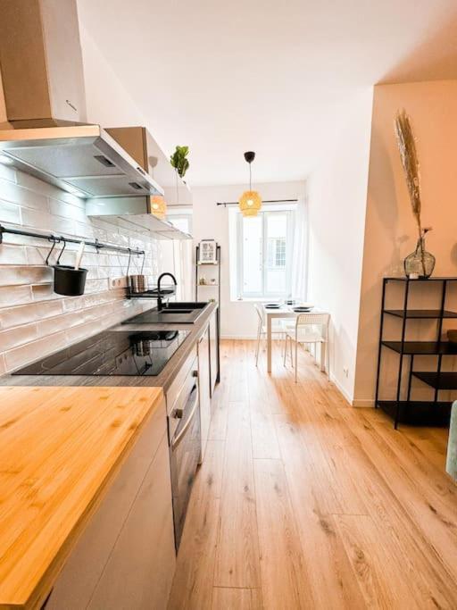 Nouveau ** Le Raffine Au Coeur De Guingamp ** Parking 외부 사진