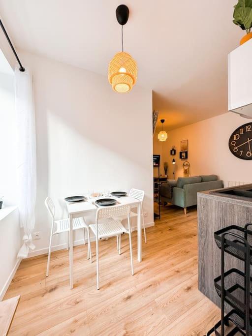 Nouveau ** Le Raffine Au Coeur De Guingamp ** Parking 외부 사진