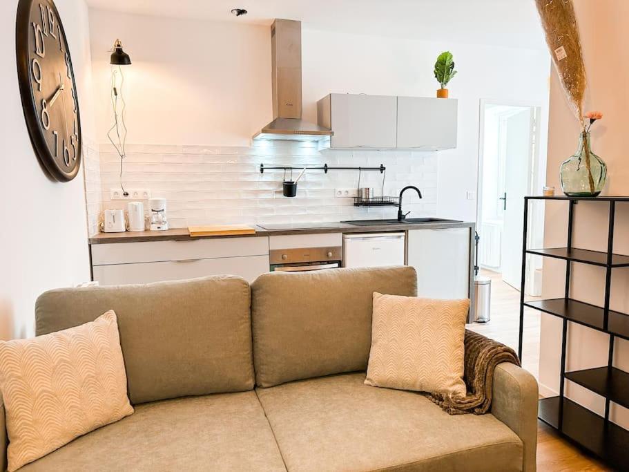 Nouveau ** Le Raffine Au Coeur De Guingamp ** Parking 외부 사진