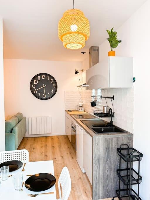 Nouveau ** Le Raffine Au Coeur De Guingamp ** Parking 외부 사진